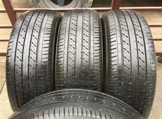 ยาง Dunlop 215 65 16 กลางปี16 ดอกเต็ม ไม่มีปะ ใช้ยาว ราคาไม่แพง