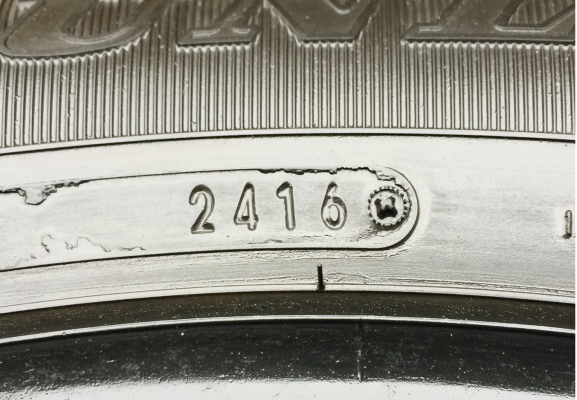 ยาง Dunlop 215 65 16 กลางปี16 ดอกเต็ม ไม่มีปะ ใช้ยาว ราคาไม่แพง