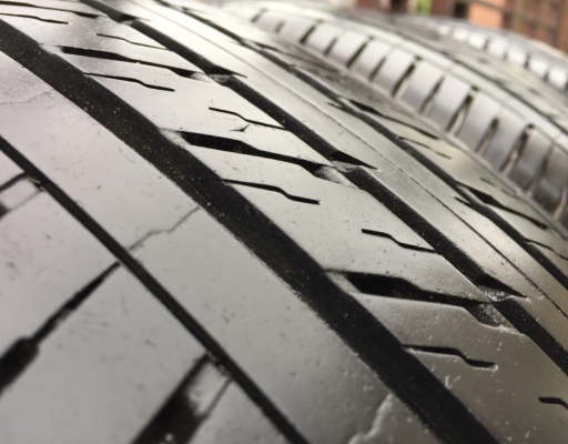 ยาง Dunlop 215 65 16 กลางปี16 ดอกเต็ม ไม่มีปะ ใช้ยาว ราคาไม่แพง