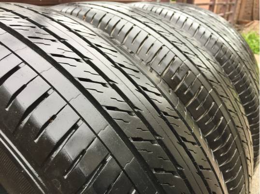 ยาง Dunlop 215 65 16 กลางปี16 ดอกเต็ม ไม่มีปะ ใช้ยาว ราคาไม่แพง