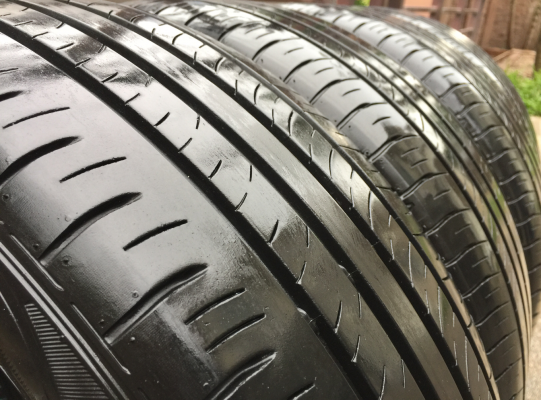 ยาง Dunlop 215 55 17 ปี16 ดอกเต็ม ไม่มีปะ ใช้ยาว ราคาไม่แพง