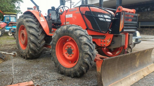 ขายรถไถ KUBOTA M8540 พร้อมดันหน้าและผาน7 สภาพสวยๆเดิมๆ เครื่องดี เกียร์ดี ไฮดี ราคา 650,000 ราคาต่อรองได้ สนใจโทรคุยกันก่อนได้ครับ มีรถขนส่งบริการทั่วไทย ร้านสามย่านแทรคเตอร์ อ.แกลง จ.ระยอง โทร 0818618678 ,0899347475 id line=0818618678 id line=0917315475