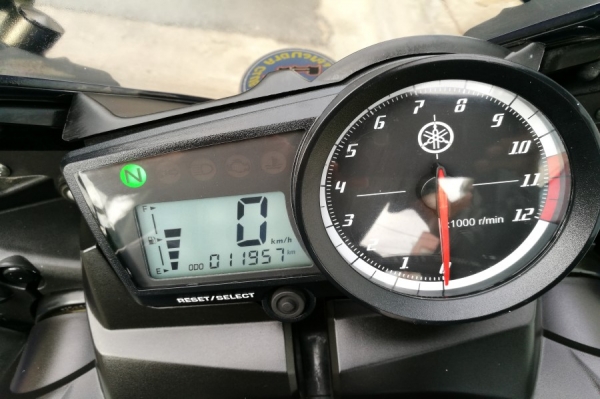 R15 2016 ลาย moto gp รถบ้านแท้ มือเดียว เล่มชุดโอนครบ ภาษีไม่ขาด