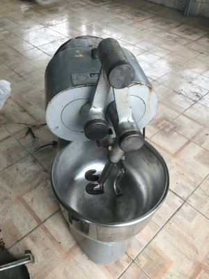 เครื่องตีแป้ง2แขน ปริมาณ 10 ลิตร สภาพพร้อมใช้