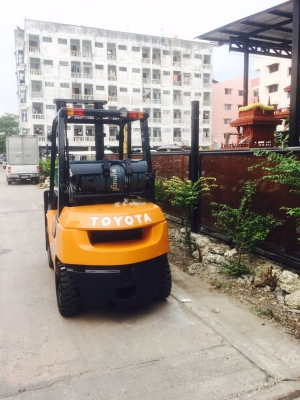 ขายรถยกโฟร์คลิฟท์ดีเซลยี่ห้อ TOYOTA ยกได้2.5 ตัน เสาสูง3.5 เมตร