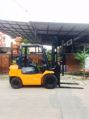 ขายรถยกโฟร์คลิฟท์ดีเซลยี่ห้อ TOYOTA ยกได้2.5 ตัน เสาสูง3.5 เมตร