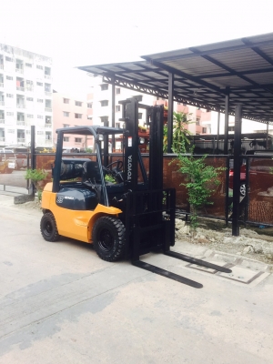 ขายรถยกโฟร์คลิฟท์ดีเซลยี่ห้อ TOYOTA ยกได้2.5 ตัน เสาสูง3.5 เมตร