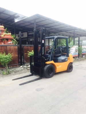 ขายรถยกโฟร์คลิฟท์ดีเซลยี่ห้อ TOYOTA ยกได้2.5 ตัน เสาสูง3.5 เมตร