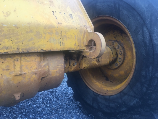 ขายรถตัก Komatsu 515 ; รถเก่าญี่ปุ่น 100\%;  สภาพสวยพร้อมใช้งานได้ทันที สนใจติดต่อ 081-9485494