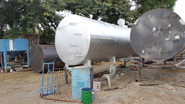 ถังน้ำมันขนาด 18000 ลิตรสภาพสวยๆตามรูป(เข้ามาใหม่) ถังน้ำมันขนาด 18000 ลิตรสภาพสวยๆตามรูป(เข้ามาใหม่)