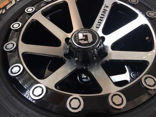 ล้อแม็กซ์ Lenso ขอบ 18 พร้อมยาง Monster 265/60/18 ปี 17 ตอกเต็มๆ ตุ่มหน้าอยู่ทุกเส้น