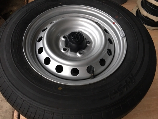 ล้อกะทะป้ายแดง revo 15 ยาง 205 70 15 ตุ่มหน้าสีเส้นยังอยู่