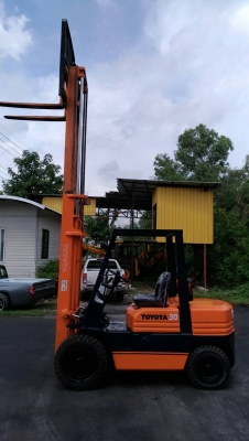 ขายรถยกโฟร์คลิฟท์ยี่ห้อTOYOTA5FD-30  เสายกสูง4 เมตร