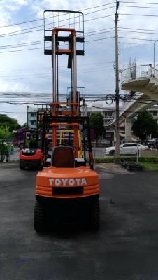 ขายรถยกโฟร์คลิฟท์ยี่ห้อTOYOTA5FD-30  เสายกสูง4 เมตร