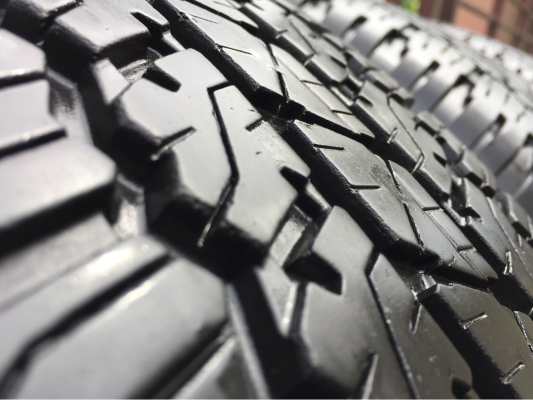 ยาง Bridgestone 265 65 17 กลางปี15 ดอกเต็ม ใช้ยาว ราคาไม่แพง