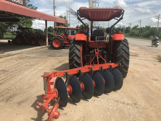 ขายรถไถคูโบต้า M7040 ใช้งาน 534 ชม. รถใช้ในไร่ เดิมทุกจุด เครื่องสมบูรณ์100\% รถปี 59 พร้อมอุปกรณ์ดันหน้า+ผาน7 ราคา 698,000 บาท สนใจโทร 081-9136451 , 087-8390653  ขอดูรูปเพิ่มเติม Line:bow6451 ค่ะ เล่มพร้อมโอน  ราคาจัดส่งฟรี ค่ะ