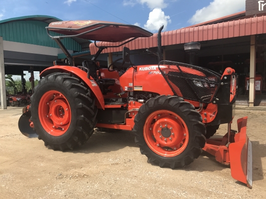 ขายรถไถคูโบต้า M7040 ใช้งาน 534 ชม. รถใช้ในไร่ เดิมทุกจุด เครื่องสมบูรณ์100\% รถปี 59 พร้อมอุปกรณ์ดันหน้า+ผาน7 ราคา 698,000 บาท สนใจโทร 081-9136451 , 087-8390653  ขอดูรูปเพิ่มเติม Line:bow6451 ค่ะ เล่มพร้อมโอน  ราคาจัดส่งฟรี ค่ะ