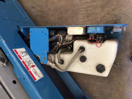 ขายรถกระเช้าไฟฟ้ายกได้สูง 6 เมตร สนใจติดต่อ 062-709-1747