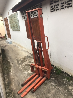 รถยกไฮดรอลิค สแตกเกอร์