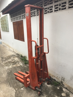 รถยกไฮดรอลิค สแตกเกอร์ รถยกไฮดรอลิค สแตกเกอร์