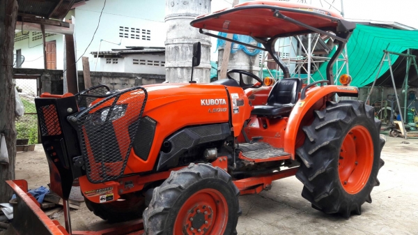 ขายรถไถ Kubota L5018 สภาพใหม่สวยๆๆพร้อมใช้ครับ รุ่นนี้ถือว่าเป็นรุ่นใหม่คุ้มมากกับราคานี้ครับ มีอุปกรณ์พร้อมหน้าและหลังครับ