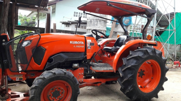 ขายรถไถ Kubota L5018 สภาพใหม่สวยๆๆพร้อมใช้ครับ รุ่นนี้ถือว่าเป็นรุ่นใหม่คุ้มมากกับราคานี้ครับ มีอุปกรณ์พร้อมหน้าและหลังครับ