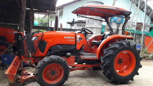 ขายรถไถ Kubota L5018 สภาพใหม่สวยๆๆพร้อมใช้ครับ รุ่นนี้ถือว่าเป็นรุ่นใหม่คุ้มมากกับราคานี้ครับ มีอุปกรณ์พร้อมหน้าและหลังครับ