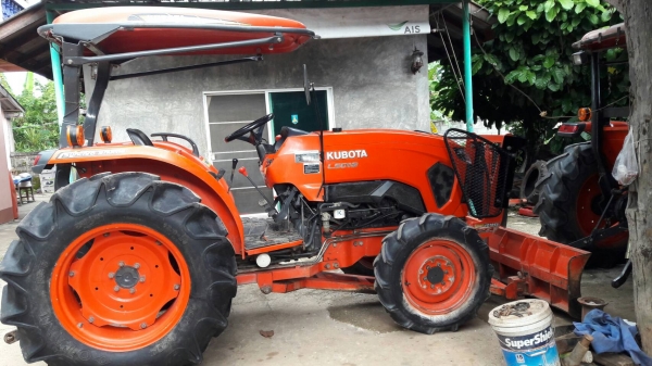ขายรถไถ Kubota L5018 สภาพใหม่สวยๆๆพร้อมใช้ครับ รุ่นนี้ถือว่าเป็นรุ่นใหม่คุ้มมากกับราคานี้ครับ มีอุปกรณ์พร้อมหน้าและหลังครับ