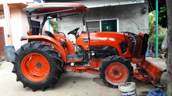 ขายรถไถ Kubota L5018 สภาพใหม่สวยๆๆพร้อมใช้ครับ รุ่นนี้ถือว่าเป็นรุ่นใหม่คุ้มมากกับราคานี้ครับ มีอุปกรณ์พร้อมหน้าและหลังครับ