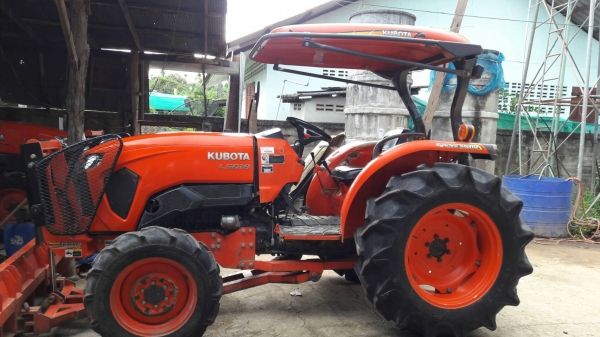 ขายรถไถ Kubota L5018 สภาพใหม่สวยๆๆพร้อมใช้ครับ รุ่นนี้ถือว่าเป็นรุ่นใหม่คุ้มมากกับราคานี้ครับ มีอุปกรณ์พร้อมหน้าและหลังครับ