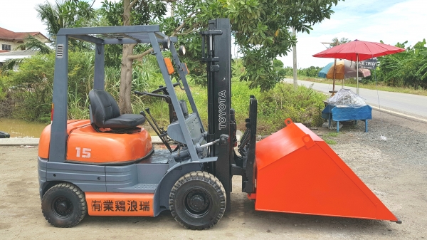 ขายด่วนรถยก TOYOTAชั่วโม่งทำงาน น้อย 6FG15ยก1.5ตันเสาสูง3เมตรงากะดกได้แถมบุ้งกี๋ให้1ใบรถนอกนำเข้ายังไม่เคยใช้งานในเมืองไทยเลย