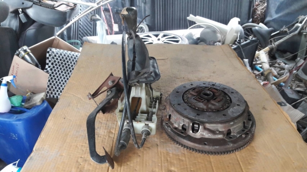 เกียร์ธรรมดา  TOYOTA SOLUNA เครื่อง 1500 CC.ราคา 4,500 บ. อะไหล่อยู่ดอนเมือง