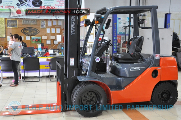 ขายรถโฟล์คลิฟท์มือสอง TOYOTA รุ่น 8FD25-34433 นำเข้าจากประเทศญี่ปุ่น 100\% ไม่เคยใช้งานในไทย