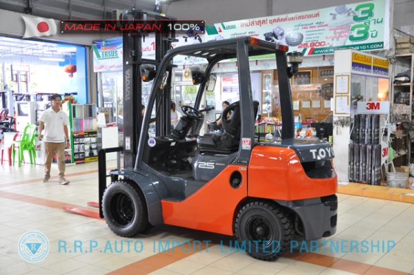 ขายรถโฟล์คลิฟท์มือสอง TOYOTA รุ่น 8FD25-34433 นำเข้าจากประเทศญี่ปุ่น 100\% ไม่เคยใช้งานในไทย