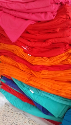 ขายเสื้อผ้าคละสีเนื้อผ้าอย่างดี ตัดสต๊อค ราคาเหมา ตัวละ 45 บาท