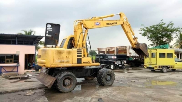ขาย 990,000 บาท KOMATSU PW130-7 เครื่องดี ปั้มแรง  ไฟฟ้าครบ เอกสารเล่มทะเบียน  รถอยู่ จ.วังน้อย  สนใจโทร&amp;ไอดีไลน์ 0610710295
