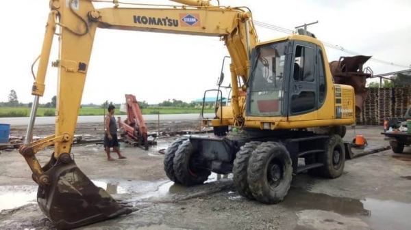 ขาย 990,000 บาท KOMATSU PW130-7 เครื่องดี ปั้มแรง  ไฟฟ้าครบ เอกสารเล่มทะเบียน  รถอยู่ จ.วังน้อย  สนใจโทร&amp;ไอดีไลน์ 0610710295