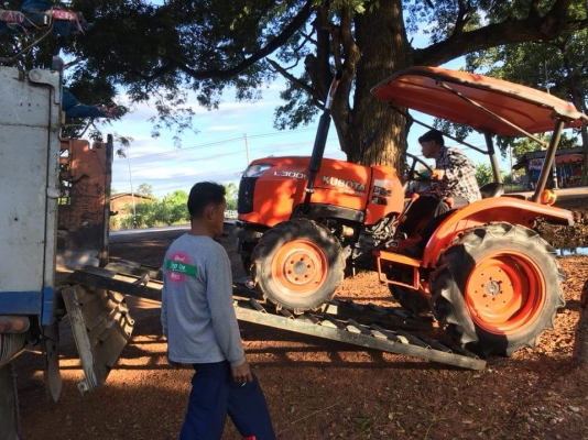 สินค้าเข้าใหม่ #ขายรถแทรกเตอร์มือสอง #คูโบต้าL3008 4WD 30 แรงม้า ราคา 220,000 บ. รถสภาพดี พร้อมใช้งาน  สีเดิมๆ จากโรงงาน ผ่านการใช้งานมา 820 ชม.พร้อมผานพรวน 6&times;22จัดส่ง อ.เมือง จ.กำแพงเพชร