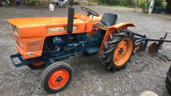 รถไถคูโบต้ารุ่นL2000พร้อมผาน4คับ รถไถคูโบต้ารุ่นL2000พร้อมผาน4คับ