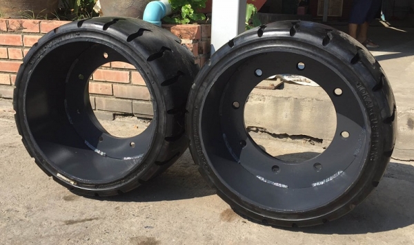 ยางตันล้อหน้ารถปูยาง Sumitomo ใช้ได้ทั้งรุ่น 2 3 5 7