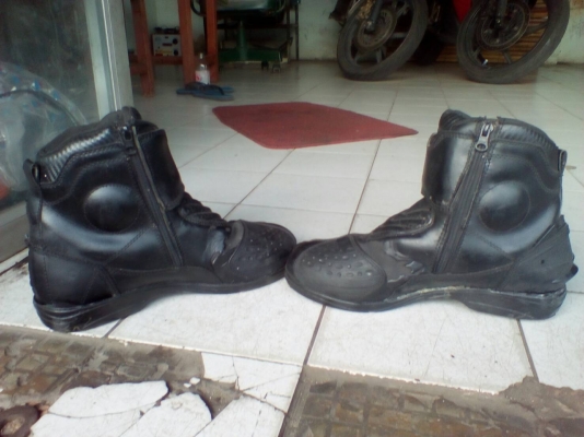 รองเท้าหุ้มข้อ