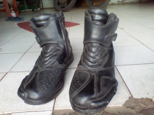 รองเท้าหุ้มข้อ