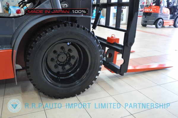 ขายรถโฟล์คลิฟท์มือสอง TOYOTA รุ่น 8FD25-34026 นำเข้าจากประเทศญี่ปุ่น 100\% ไม่เคยใช้งานในไทย