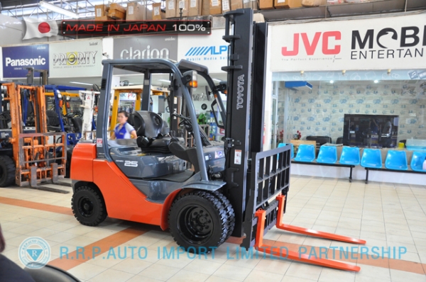 ขายรถโฟล์คลิฟท์มือสอง TOYOTA รุ่น 8FD25-34026 นำเข้าจากประเทศญี่ปุ่น 100\% ไม่เคยใช้งานในไทย