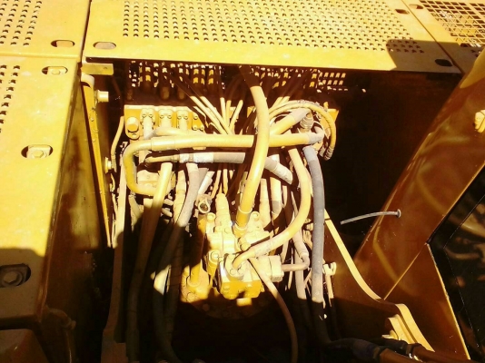 ขออณุญาติขายรถ 320 C JAPAN ชั่วโมง13000กว่าเอกสารเล่มพร้อมใช้งานสนใจติดต่อช่างดำ 0853224877-0988930465