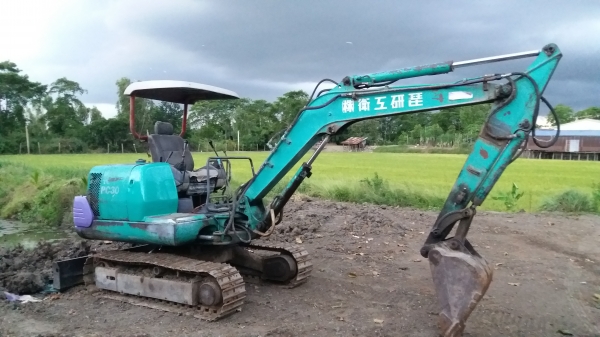 pc30-7eพร้อมใช้ มีลายหัวเจาะ ปั๊มนิ้วคอลโทนน้ำมัน