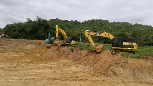 ขายด่วน รถตัก Cat320d กะบอกดำ รถ6000ช ม  ขายคาว  5แสน ผ่อนต่อ3งวด   งวดละ 52000 บาท