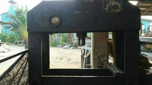 แท่นกลึง,ตู้เชื่อม,ปั้มลม,แท่นอัดไฮดรอลิค เครื่องเจาะ