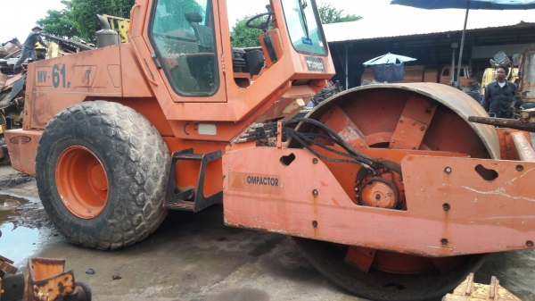 รถบดสั่นสะเทือน COMPACTOR 612DT