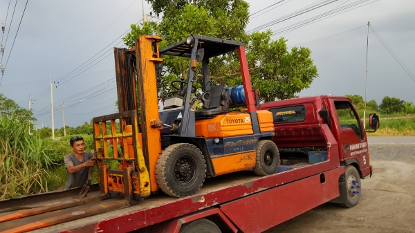 ขายด่วนรถยก TOYOTAชั่วโม่งทำงาน น้อย 5FG25ยก2.5ตันเสาสูง3เมตรงากะดกได้ใส่บุ้งกี๋ได้รถนอกนำเข้ายังไม่เคยใช้งานในเมืองไทยเลย